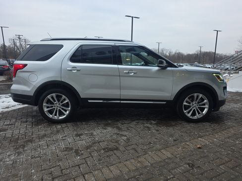 Used 2019 Ford Explorer XLT w/ Equipment Group 202A image 6
