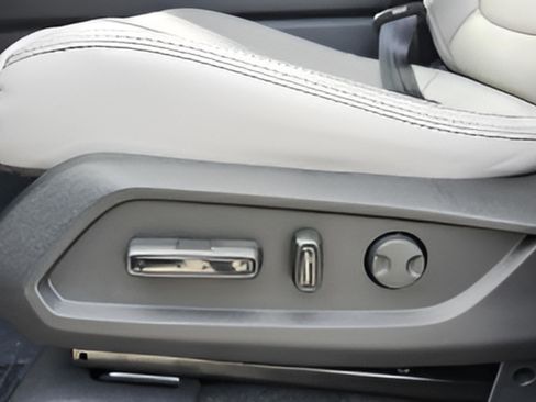 Used 2025 Honda Pilot Touring image 32