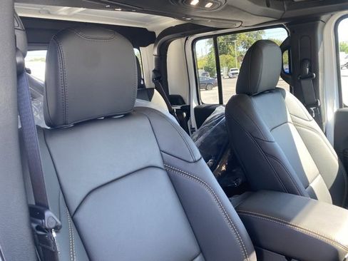 New 2025 Jeep Gladiator Sport image 30