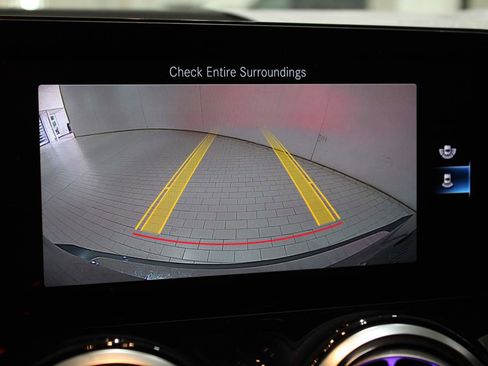 Used 2022 Mercedes-Benz GLB 250 4MATIC image 17
