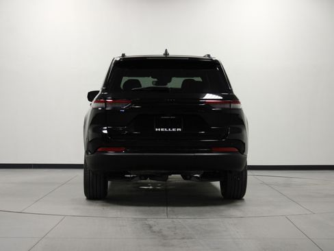 Used 2024 Jeep Grand Cherokee Altitude image 5