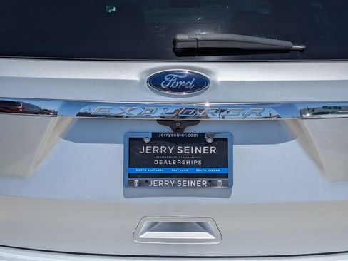 Used 2017 Ford Explorer XLT w/ Equipment Group 201A AWD/4WD image 13