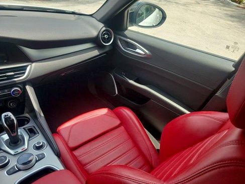 Used 2023 Alfa Romeo Giulia Veloce RWD image 18