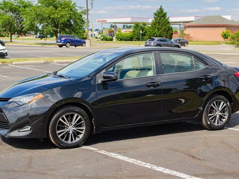 Used 2017 Toyota Corolla LE w/ LE Premium Package w/Moonroof FWD image 4