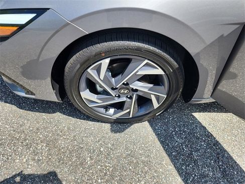 New 2025 Hyundai Elantra Limited image 27