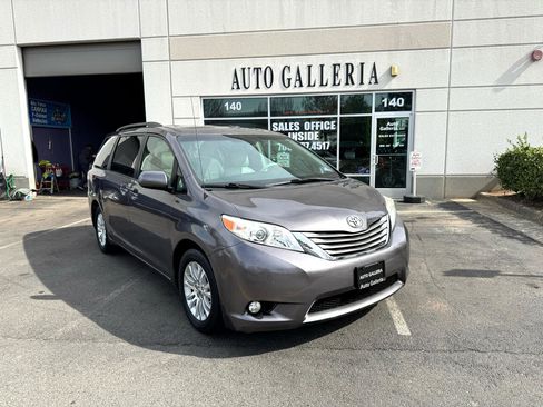 Used 2011 Toyota Sienna Limited image 4