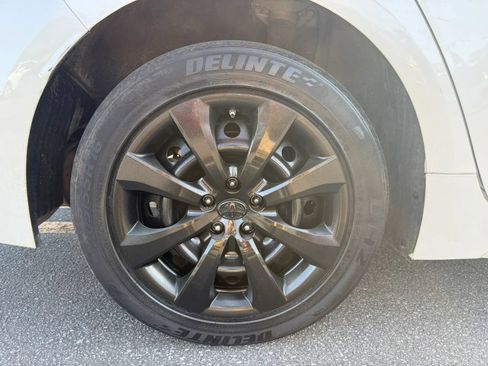 Used 2020 Toyota Corolla LE FWD image 11