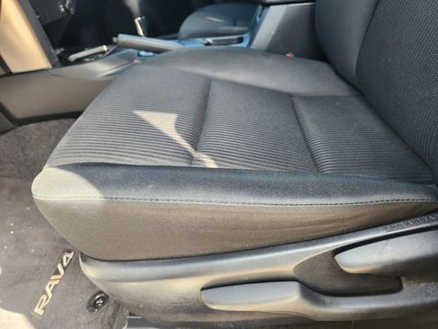 Used 2017 Toyota RAV4 LE FWD image 18
