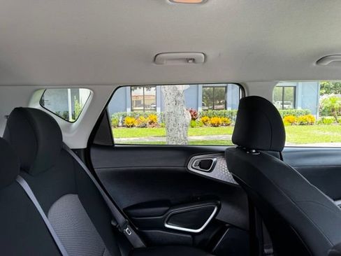 Used 2025 Kia Soul LX w/ LX Technology Package FWD image 16