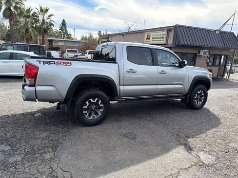Used 2017 Toyota Tacoma TRD Off-Road w/ Premium & Technology Package AWD/4WD image 8