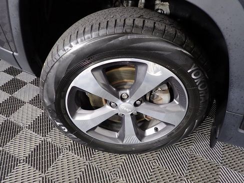 Used 2019 Jeep Cherokee Limited w/ Technology Group AWD/4WD image 38