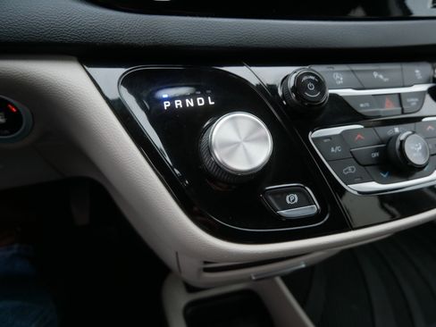 Used 2020 Chrysler Pacifica Touring-L FWD image 28