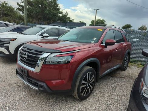 Used 2023 Nissan Pathfinder Platinum FWD image 2