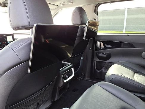 Used 2025 Kia Carnival SX Prestige image 23