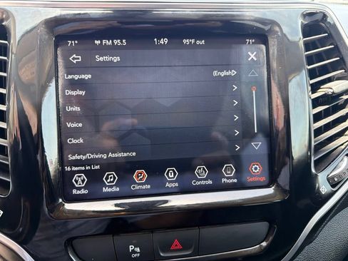 Used 2020 Jeep Cherokee Limited FWD image 28