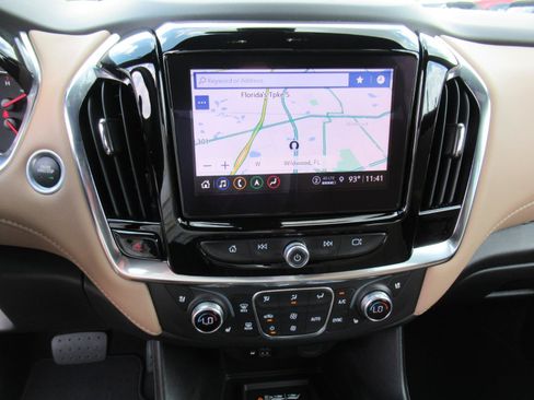 Used 2023 Chevrolet Traverse Premier FWD image 24
