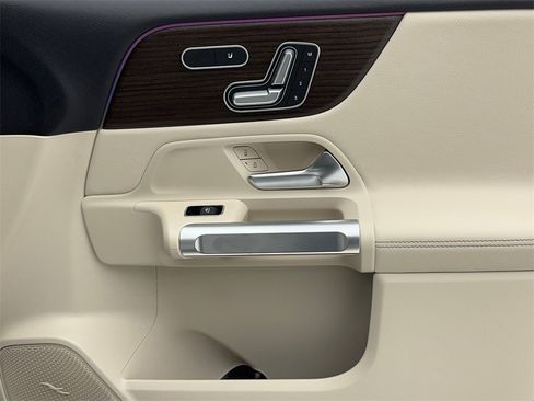 Used 2025 Mercedes-Benz GLB 250 w/ Exclusive Package image 47