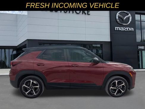 Used 2023 Chevrolet TrailBlazer RS w/ Sun and Liftgate Package FWD image 2