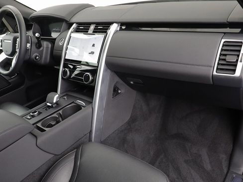 Certified 2025 Land Rover Discovery S image 22