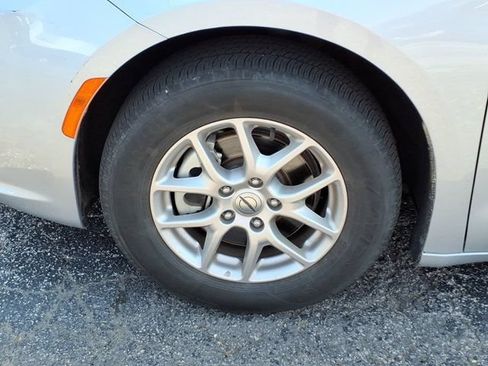 Used 2024 Chrysler Pacifica Touring-L FWD image 36