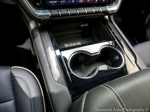 Used 2025 GMC Yukon Elevation image 19