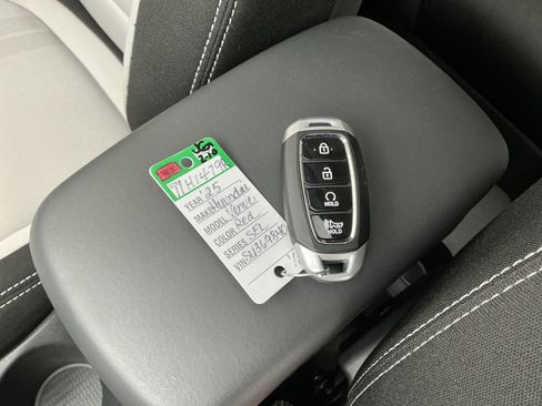 Used 2025 Hyundai Venue SEL image 8