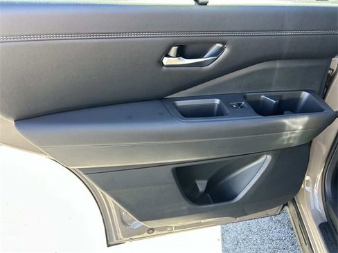 Used 2024 Nissan Pathfinder Platinum image 21