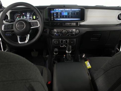 Used 2025 Jeep Wrangler Unlimited Sahara image 9