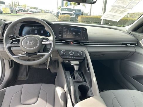 Used 2025 Hyundai Elantra SE image 18