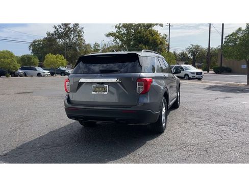 Used 2022 Ford Explorer XLT image 2