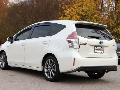Used 2017 Toyota Prius V Five image 14