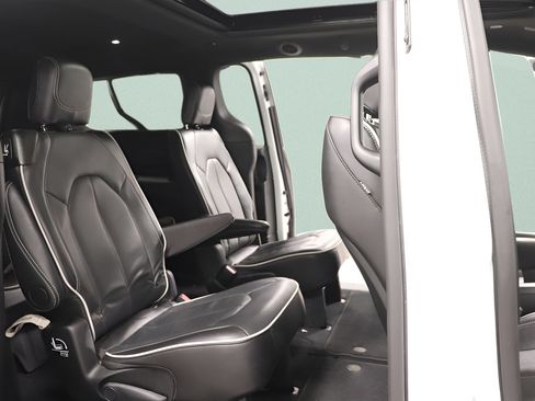 Used 2026 Chrysler Pacifica Limited FWD image 31