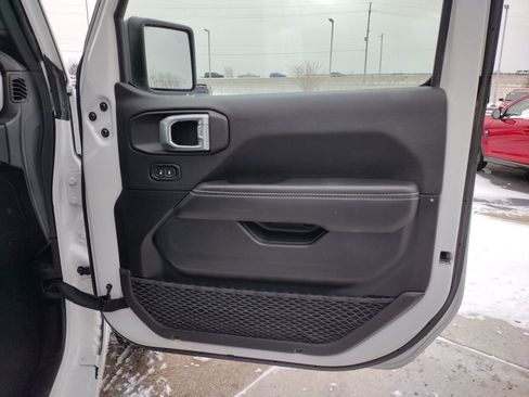 Used 2023 Jeep Wrangler Sahara image 21