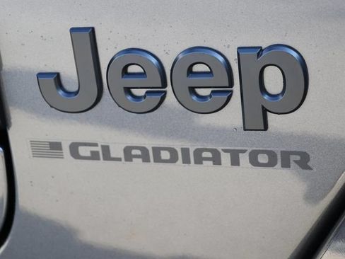 Used 2025 Jeep Gladiator Sport AWD/4WD image 9