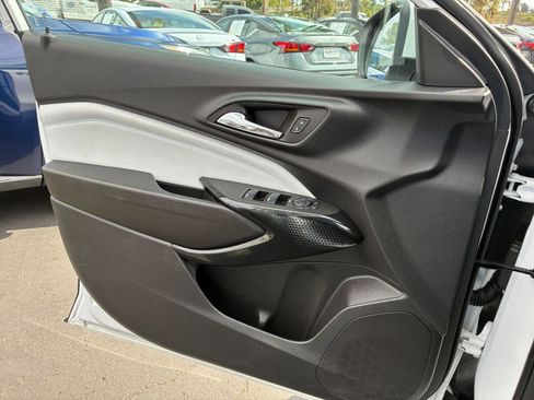 Used 2025 Chevrolet Trax LT w/ LT Convenience Package image 18