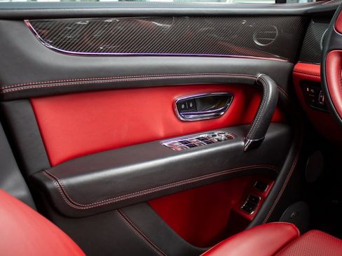 Used 2019 Bentley Bentayga image 19