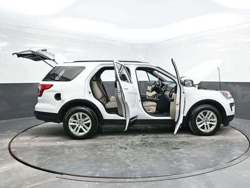 Used 2018 Ford Explorer XLT image 42