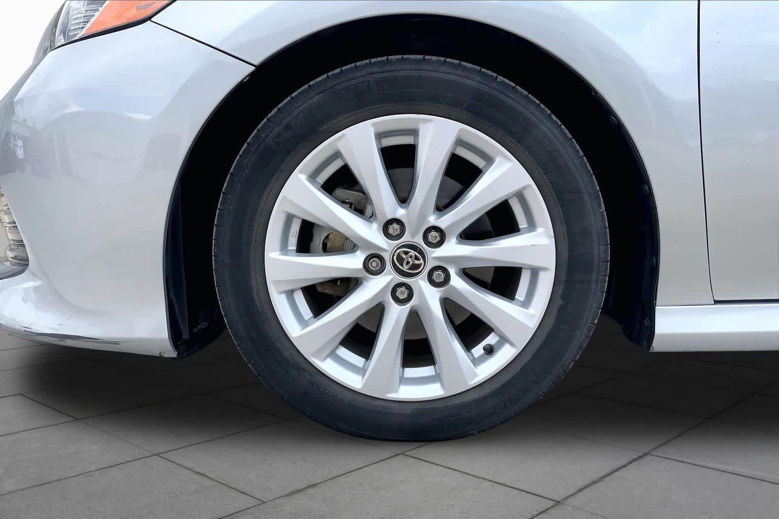 Used 2020 Toyota Camry LE FWD image 11