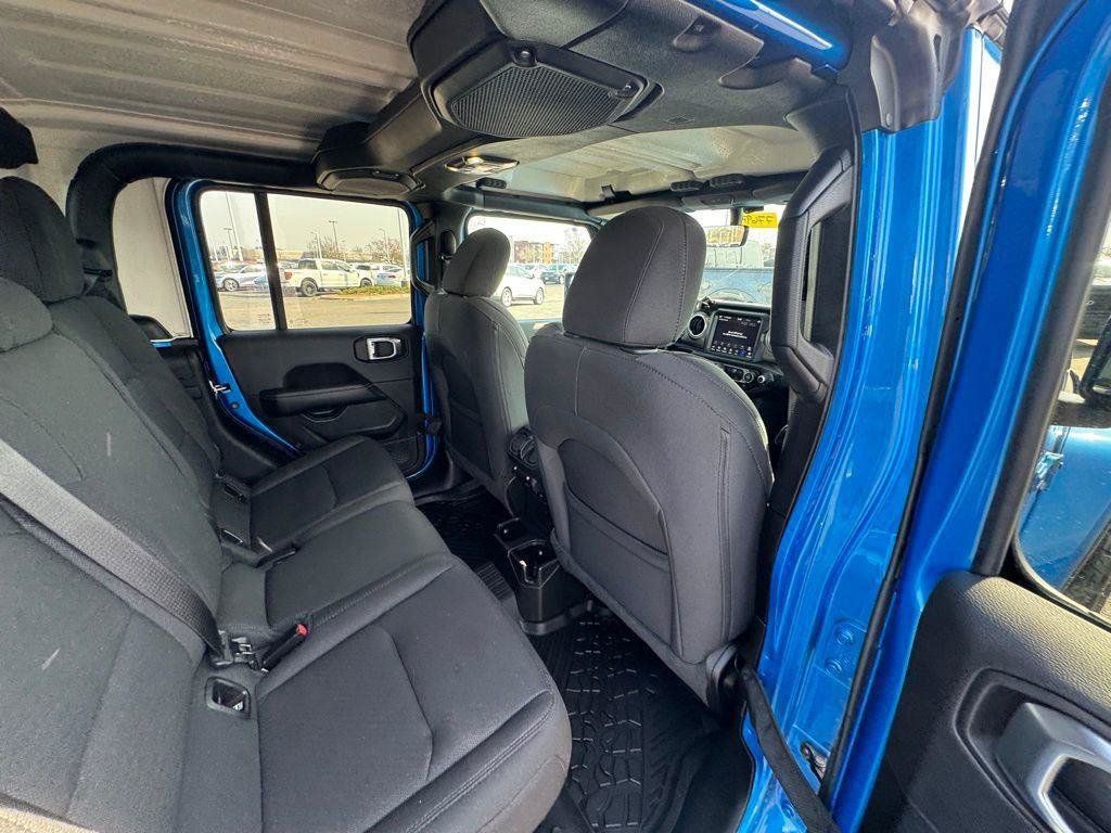 Used 2022 Jeep Gladiator Overland AWD/4WD image 14