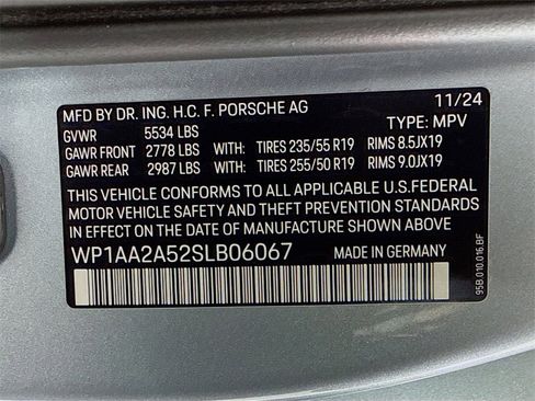 Certified 2025 Porsche Macan image 12