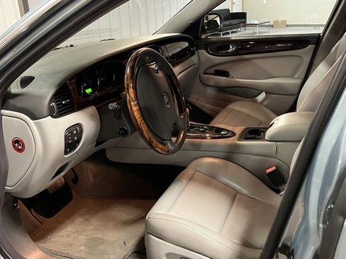 Used 2004 Jaguar XJ8 image 9