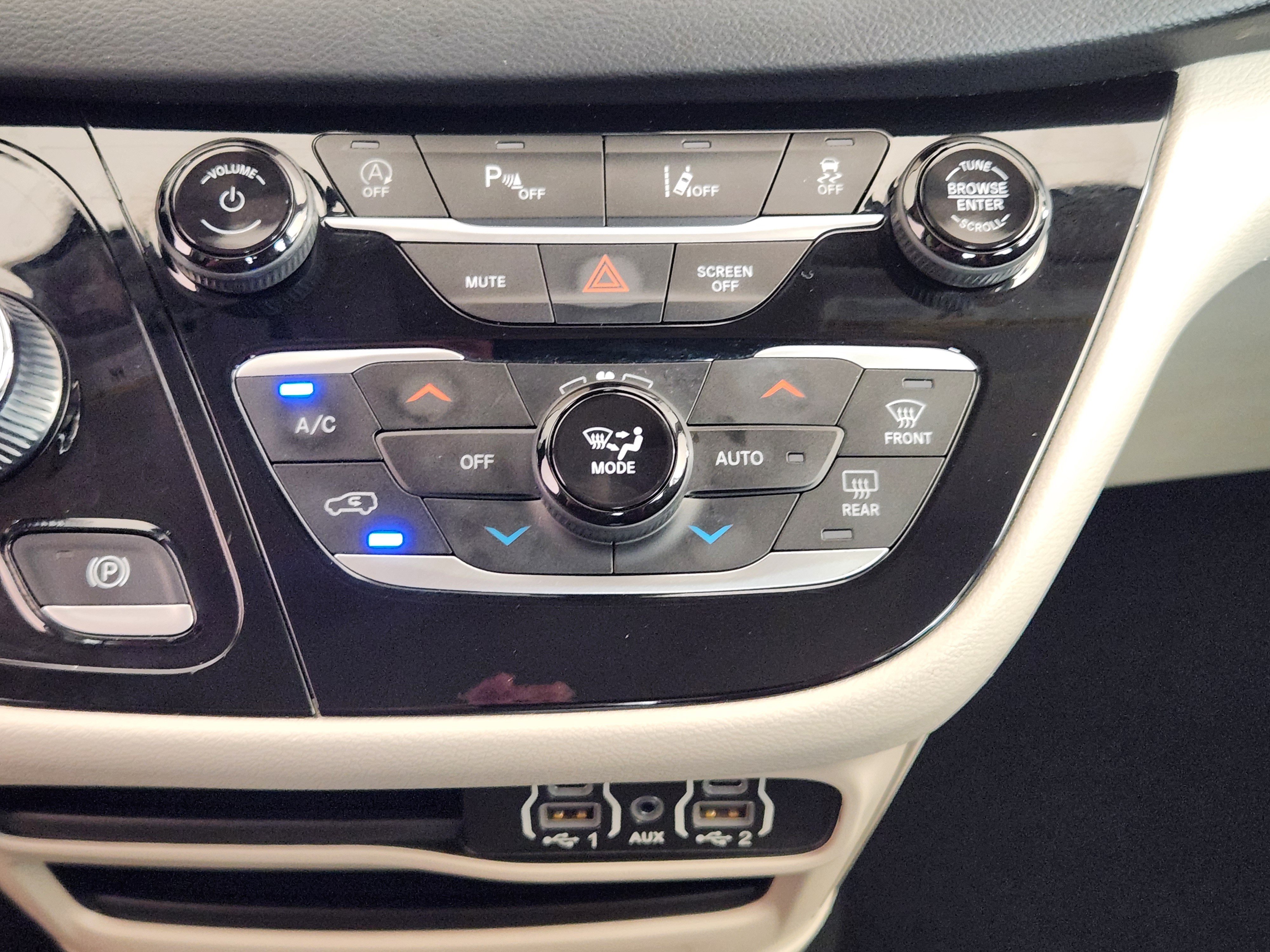 Used 2023 Chrysler Pacifica Touring-L FWD image 20