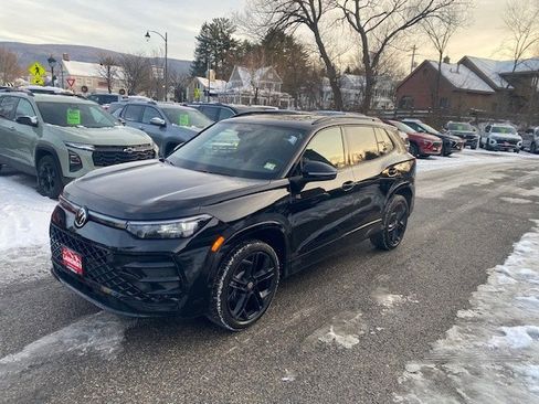 New 2025 Volkswagen Tiguan SE R-Line image 3