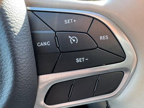 Used 2019 Chrysler Pacifica Limited image 18