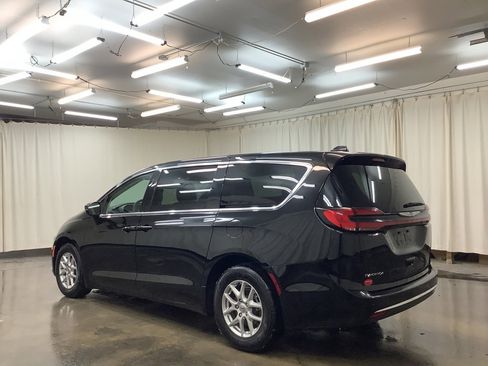 Used 2024 Chrysler Pacifica Touring-L image 9