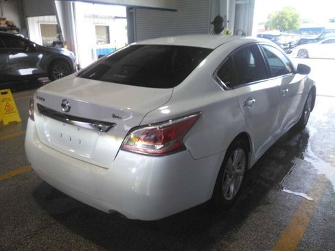 Used 2015 Nissan Altima 2.5 SL w/ Technology Package FWD image 3