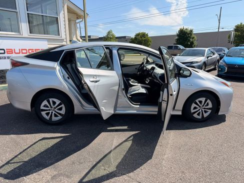 Used 2016 Toyota Prius Three w/ Advanced Technology Package FWD image 18