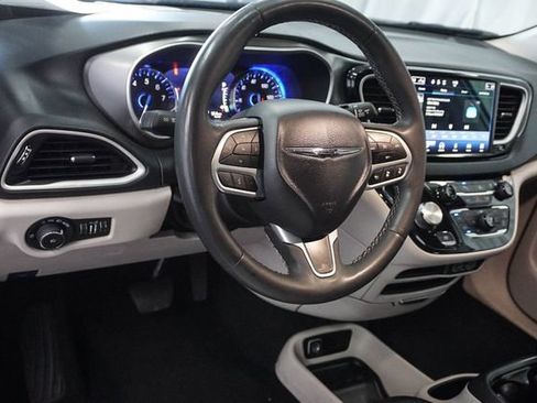 Used 2023 Chrysler Pacifica Touring-L FWD image 5
