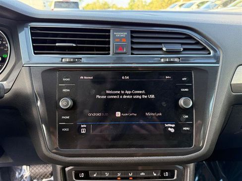 Used 2018 Volkswagen Tiguan SE AWD/4WD image 39