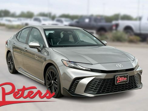 Used 2025 Toyota Camry SE image 1